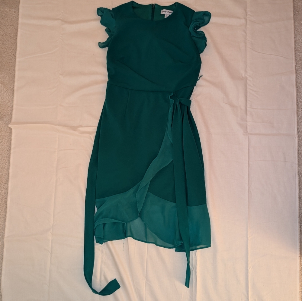 Elegant Green Dress with Ruffle Sleeves